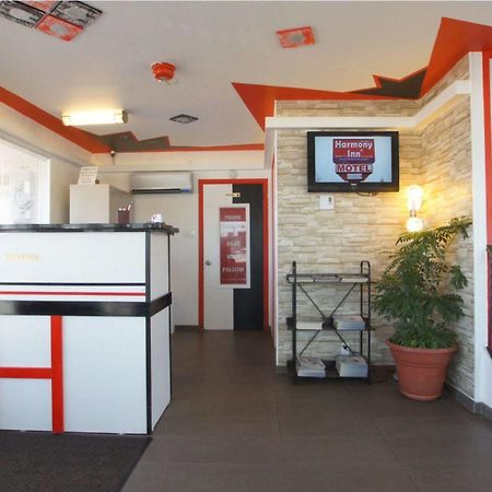 Harmony Inn Годерич Экстерьер фото